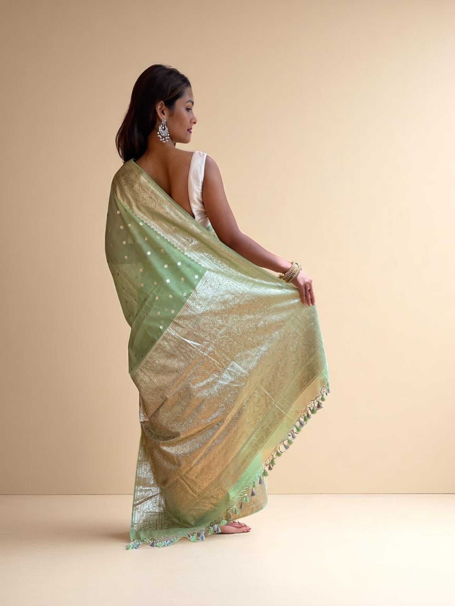 Pista Whisper Zari Veil
